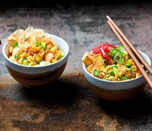 Japanischer Bratreis in zwei Varianten
