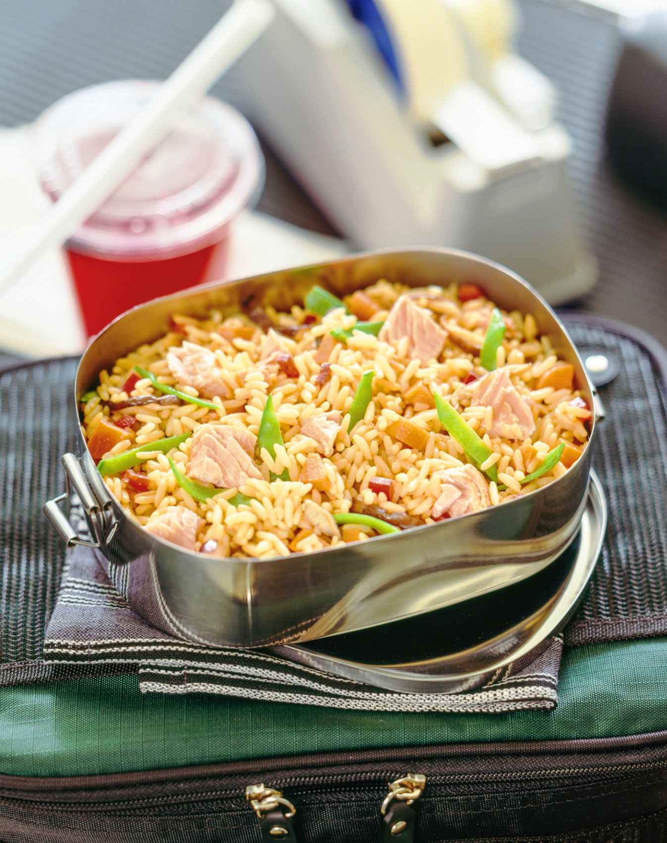 Reissalat mit Thunfisch in der Lunchbox