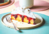 Poke Cake mit Beerensauce und Kokoscreme