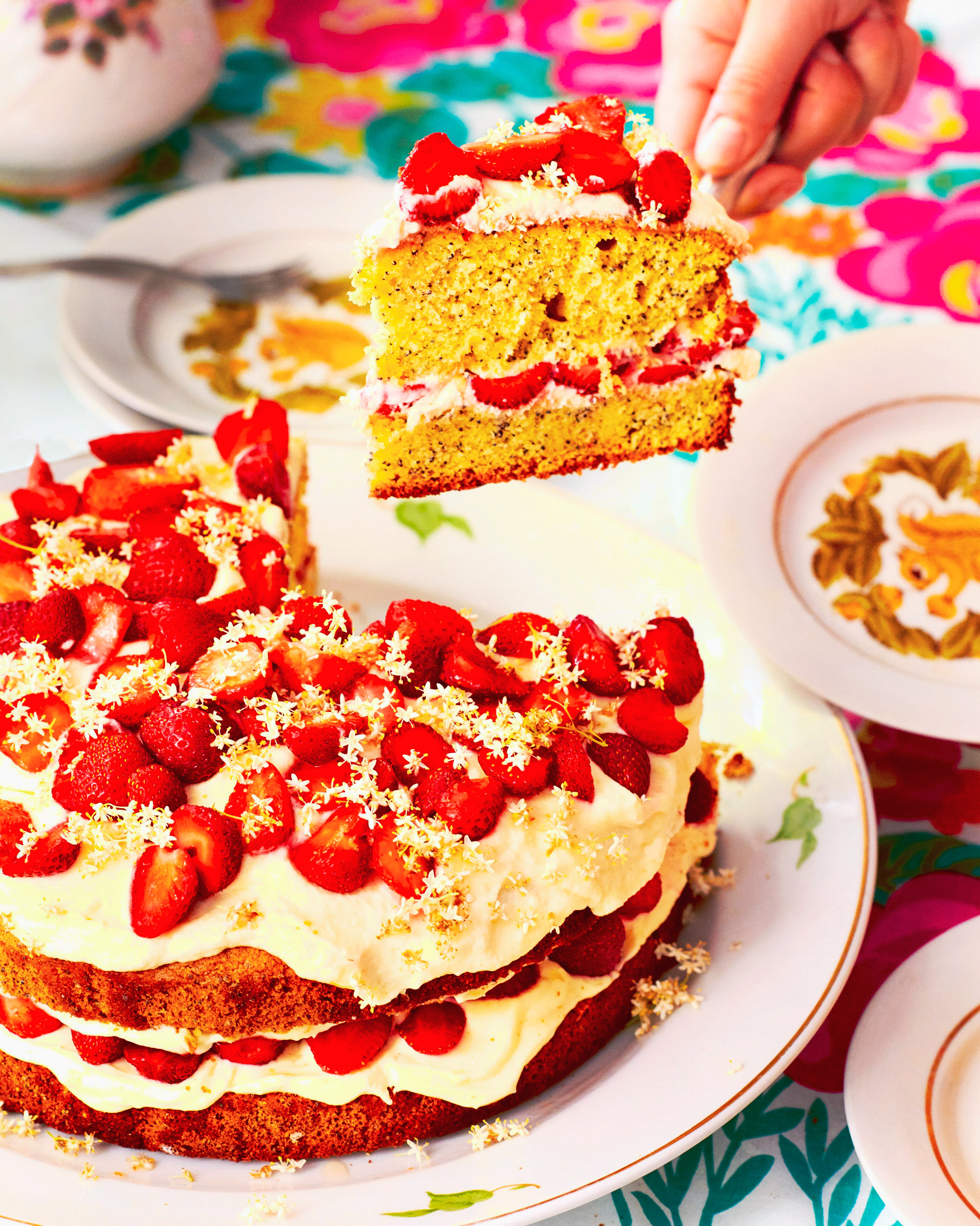 Mohnkuchen mit Holunderblüten und Erdbeeren
